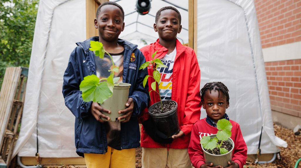 Kids smiling holding plants, Type Diabeat-It